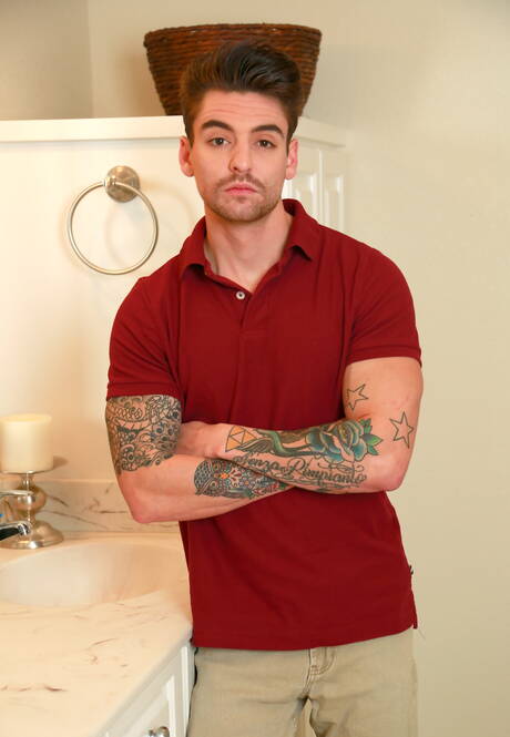 American stars beefcake Johnny Riley and beefy Johnny Torque have a hot sex in bath