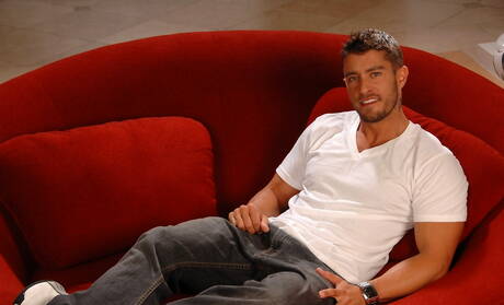 American beefcake Cody Cummings posing naked and showing nice ass