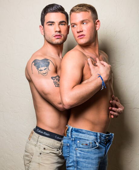 American stud Brandon Wilde get naked and showing nice ass