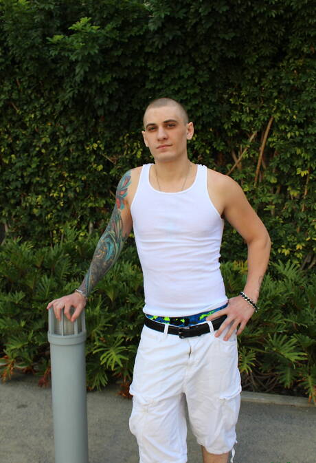 Beefy Alex Michaels suck the cock outside