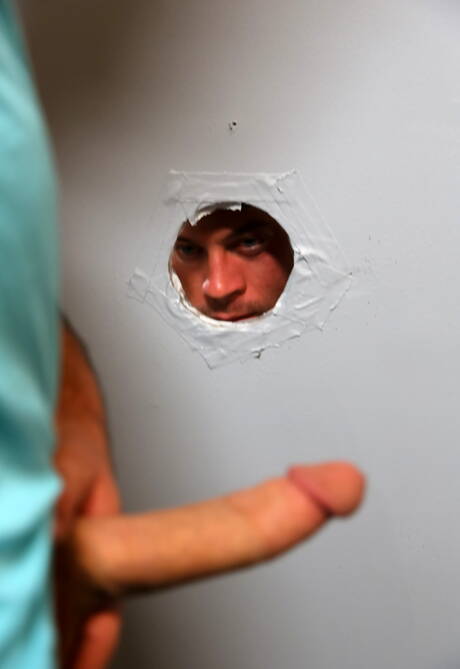 American pornstars bodybuilder Sean Duran and husky guy Aspen have anal sex