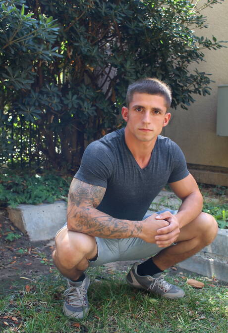 Latin bodybuilder Kevin Daniels posing naked and showing hot butt outdoor