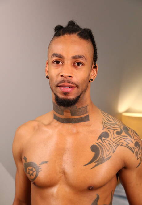 Black beefcake Jin Powers and canadian hunk Beau Reed fuck interracial ass after sucking cock