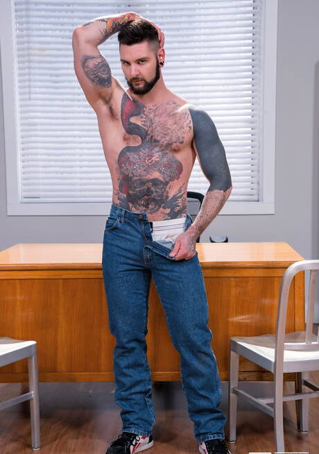 American superstud Teddy Bryce and tough guy Mike Panic have a good sex with fisting