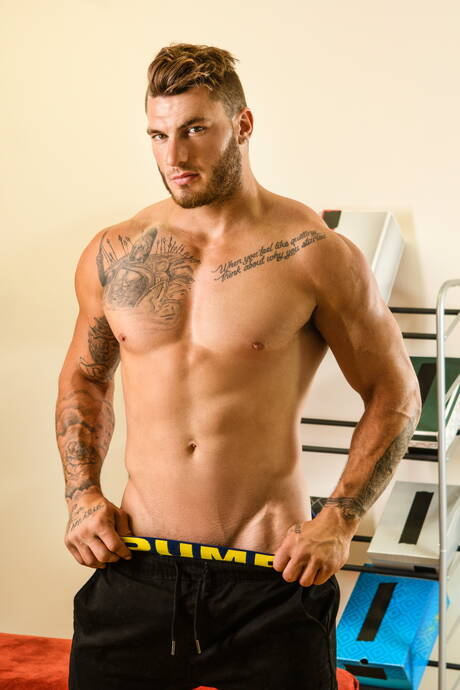 Stud Rocky Vallarta and canadian muscular William Seed in hot ass bang