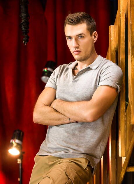 English muscular Gabriel Cross and french beefy Theo Ford have a hot couple sex