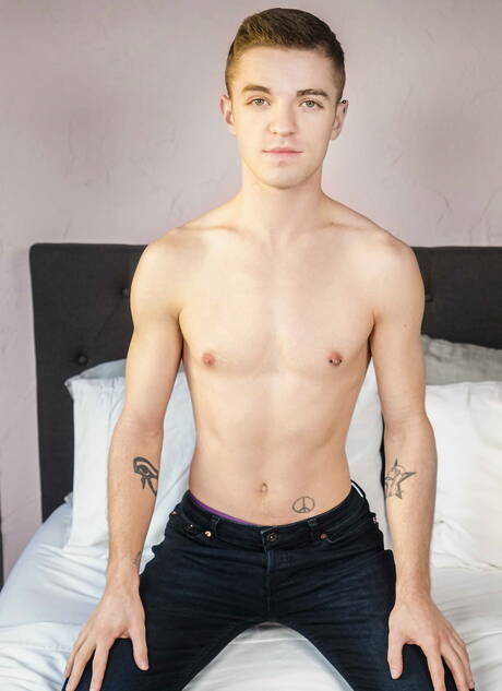 Hot american guys stud Wesley Woods and twink Tom Bentley have a hot sex