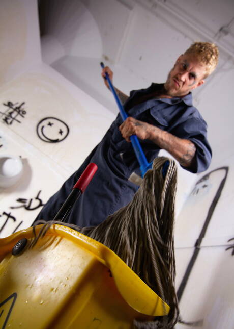 Canadian muscular Bo Sinn and superstud Tony Carusso in hot homosexual scene