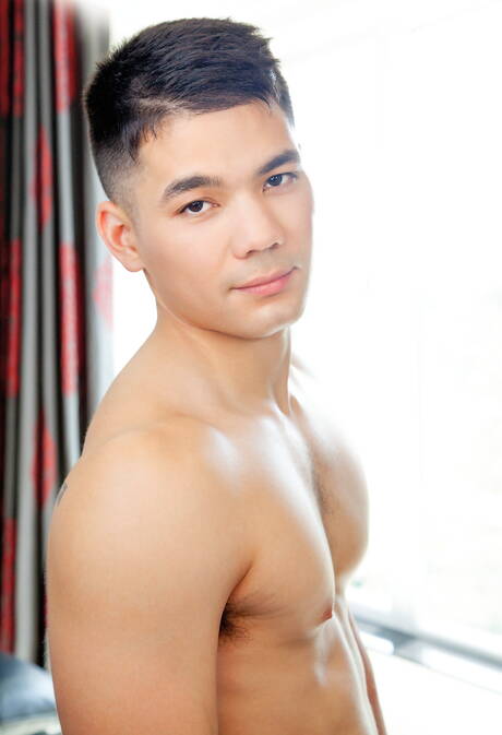 English husky guy Gabriel Cross and american tough guy Colton Reece fuck after blowjob