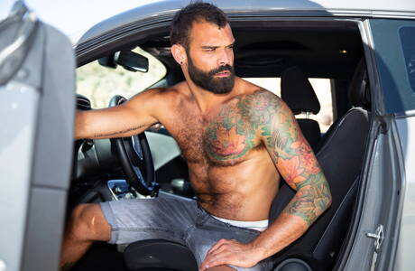 American superstud Brian Bonds and canadian hairy bear Drake Masters have a good oral sex in bath