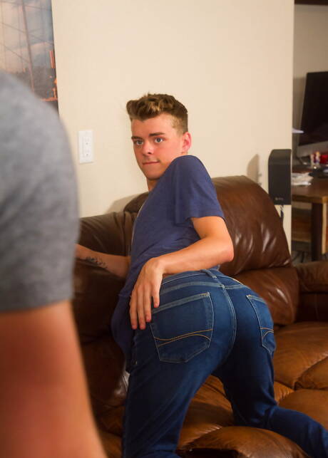 Twink Ethan Helms and american strongman Max Carter in spanking session