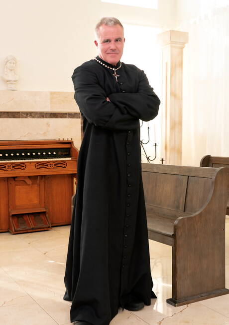 Two american dudes mature bear Drew Sebastian and hairy bear Dale Savage ride a cock with fisting