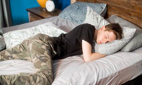 Pretty american guys young Zach Letoa and beautiful boy Riley Finch love spanking