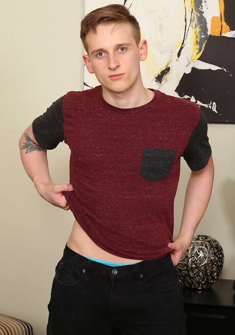 Stud Justin Derra get naked and showing nice butt