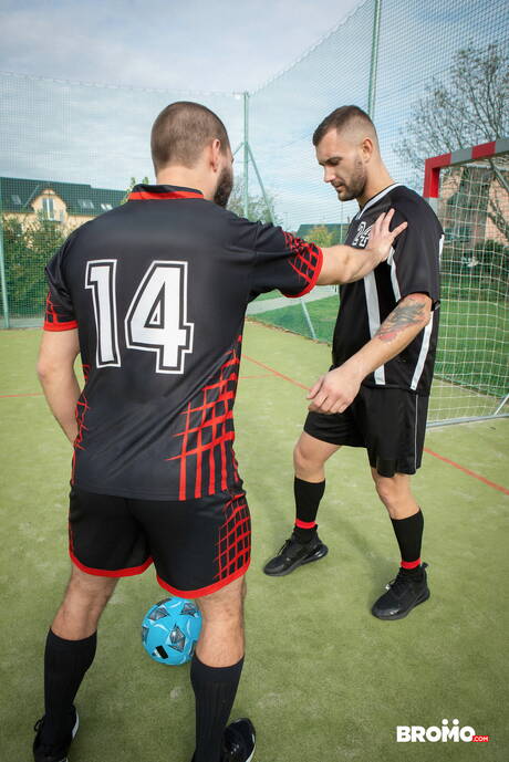 American tough guy Martin Dajnar and czech strongman Daren D fuck ass after blowjob outdoor