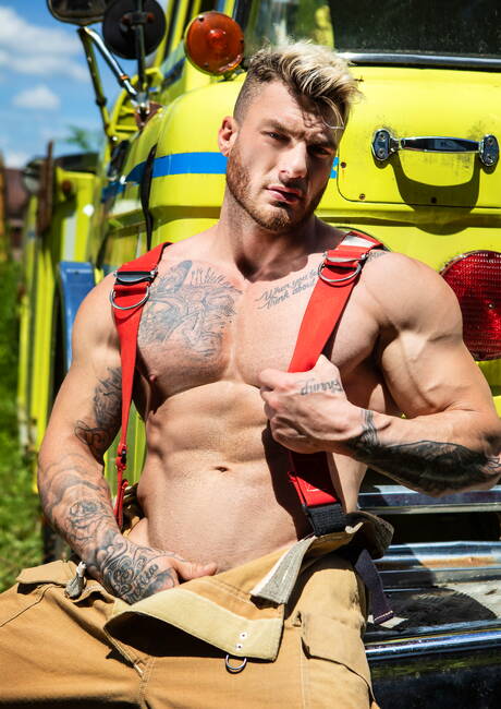 Sexy guys Skyy Knox, William Seed and Malik Delgaty have a hot 3some sex outdoor