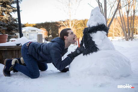 Canadian stud Bo Sinn and canadian young Benjamin Blue have a hot couple scene outdoor