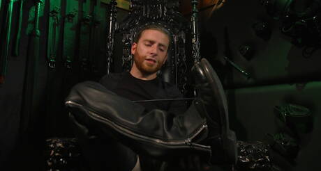 American husky guy Sebastian Keys posing nude