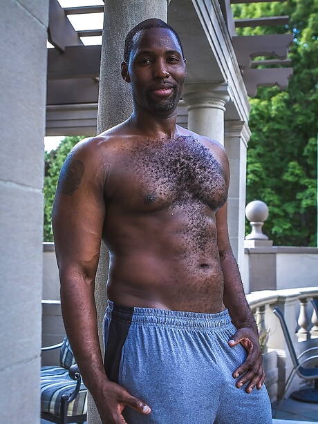 Ebony strongman Nubius and beefy Drew Hill have a good interracial sex in the pool