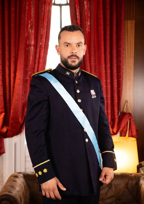 Muscular Sir Peter and muscular Justin Jett have a hot sex