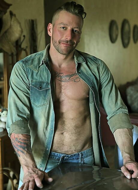 Spanish mature bear Denis Vega and american muscular Hugh Hunter sucking and screwing each other outside