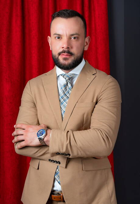 Muscular Alan Vicenzo and portuguese hairy bear Sir Peter loves bondage