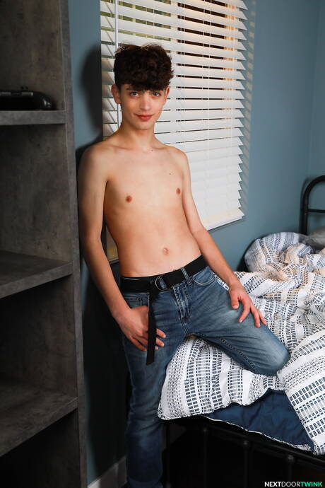 Horny buddies Gabe Bradshaw, Harley Xavier and Zayne Bright have a hot threesome sex