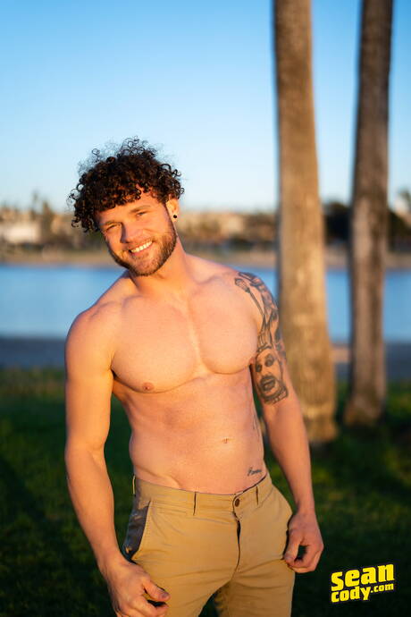 Superstud Sean and superstud Kyle have a hot couple scene outside