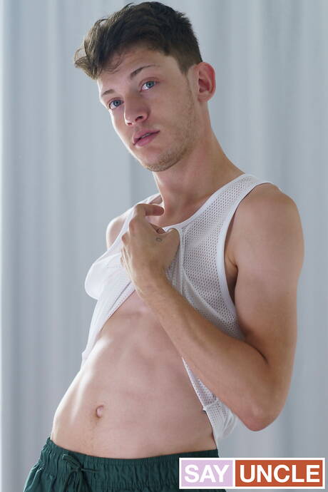 Canadian beefcake Romeo Davis and canadian beautiful boy Edward Terrant fuck after blowjob in bathroom