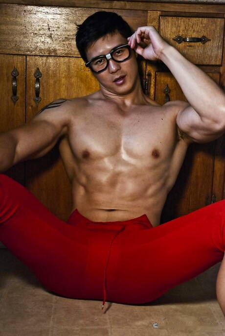 Asian strong bull Peter Le posing naked and showing hot ass