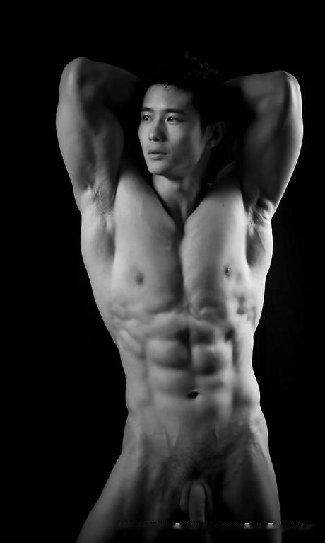 Oriental muscular Peter Le shows a strong body
