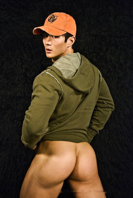 Oriental strong bull Peter Le posing nude and showing his ass