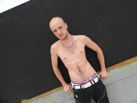 Pretty boy Kieron Knight and hungarian young Vince Faulkner have a good sex outdoor