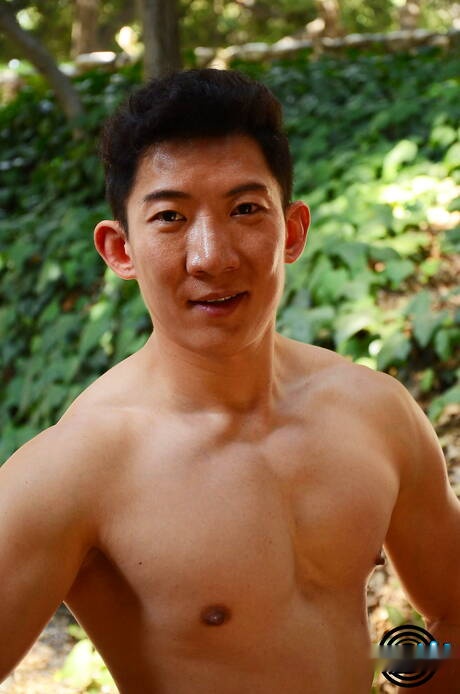 Oriental well-built Cody Hong and husky guy Bren Bradshaw doing a handjob outdoor