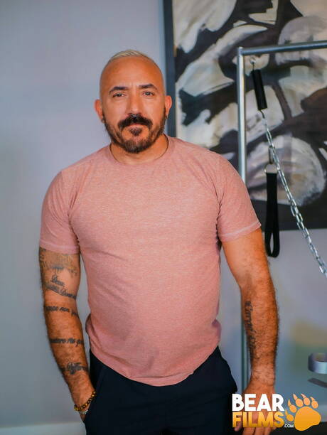 Mexican mature bear Alessio Romero posing naked and showing his butt