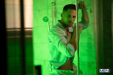 Sexy americans, superstud Roman Todd and gay bear Alpha Wolfe banged each other in shower