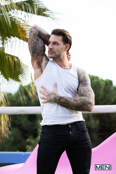 American bodybuilder Papi Kocic and british stud Mister Deep Voice fuck ass after blowjob outdoor