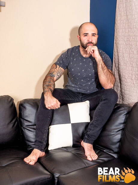 American hairy Atlas Grant posing naked and showing his big butt