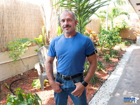 American well-built Jay Ricci posing nude outside