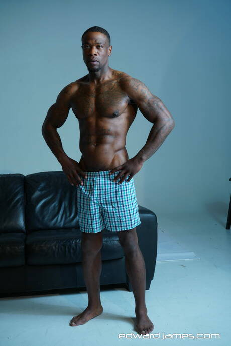 Husky guy Quake and hunk Bobby Beast in hot homosexual scene