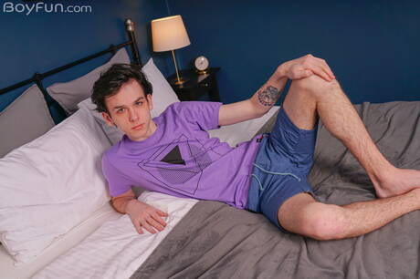 Hot twink Ben Kiss shows a beautiful body