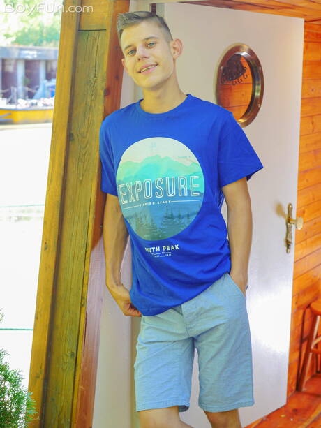 Twink Ollie Barn posing nude outside