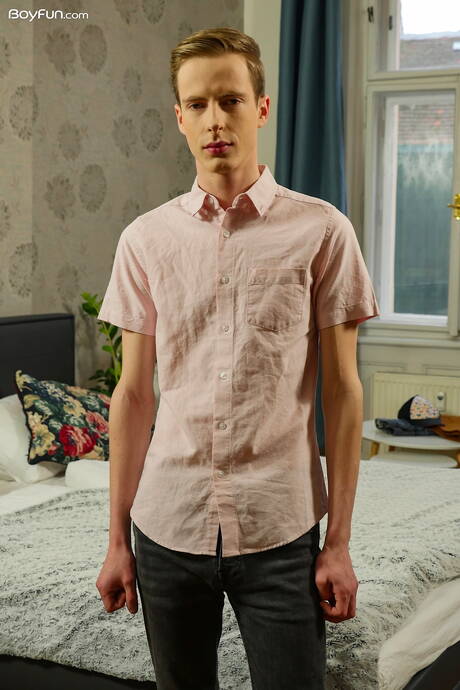 Pretty boy Mike Branco posing naked and showing his butt