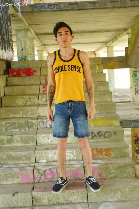 Latino pretty boy Roman Capellini undressing and showing his ass