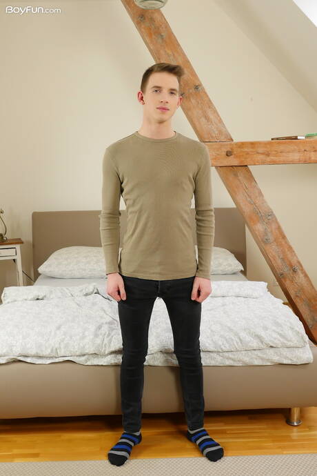 Twink Taylor Mason undressing and showing hot butt