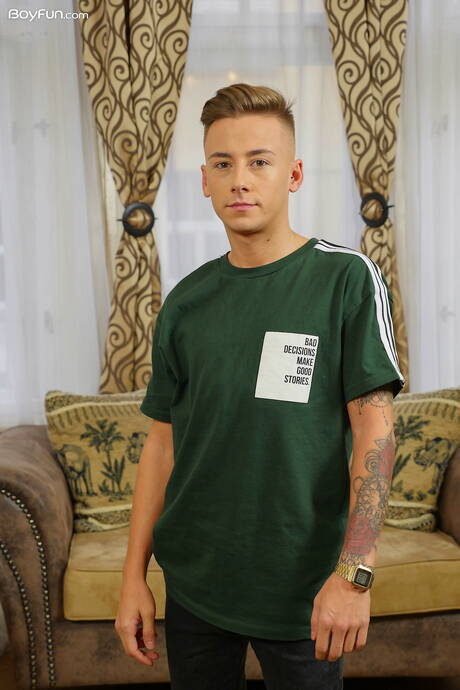 Pretty boy David Sky get naked and showing tight ass